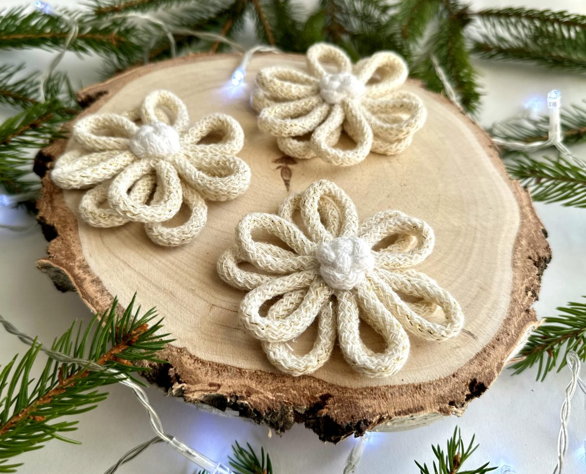Kwiaty na choinkę kremowe, kremowe ze złotem ręcznie robione ze sznurka rękodzieło polskie kremowe dodatki na choinkę