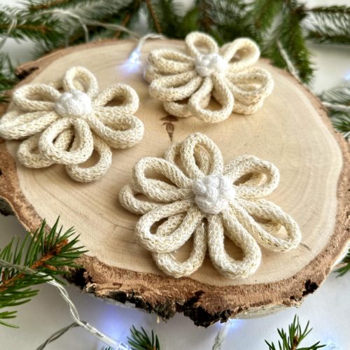 Kwiaty na choinkę kremowe, kremowe ze złotem ręcznie robione ze sznurka rękodzieło polskie kremowe dodatki na choinkę