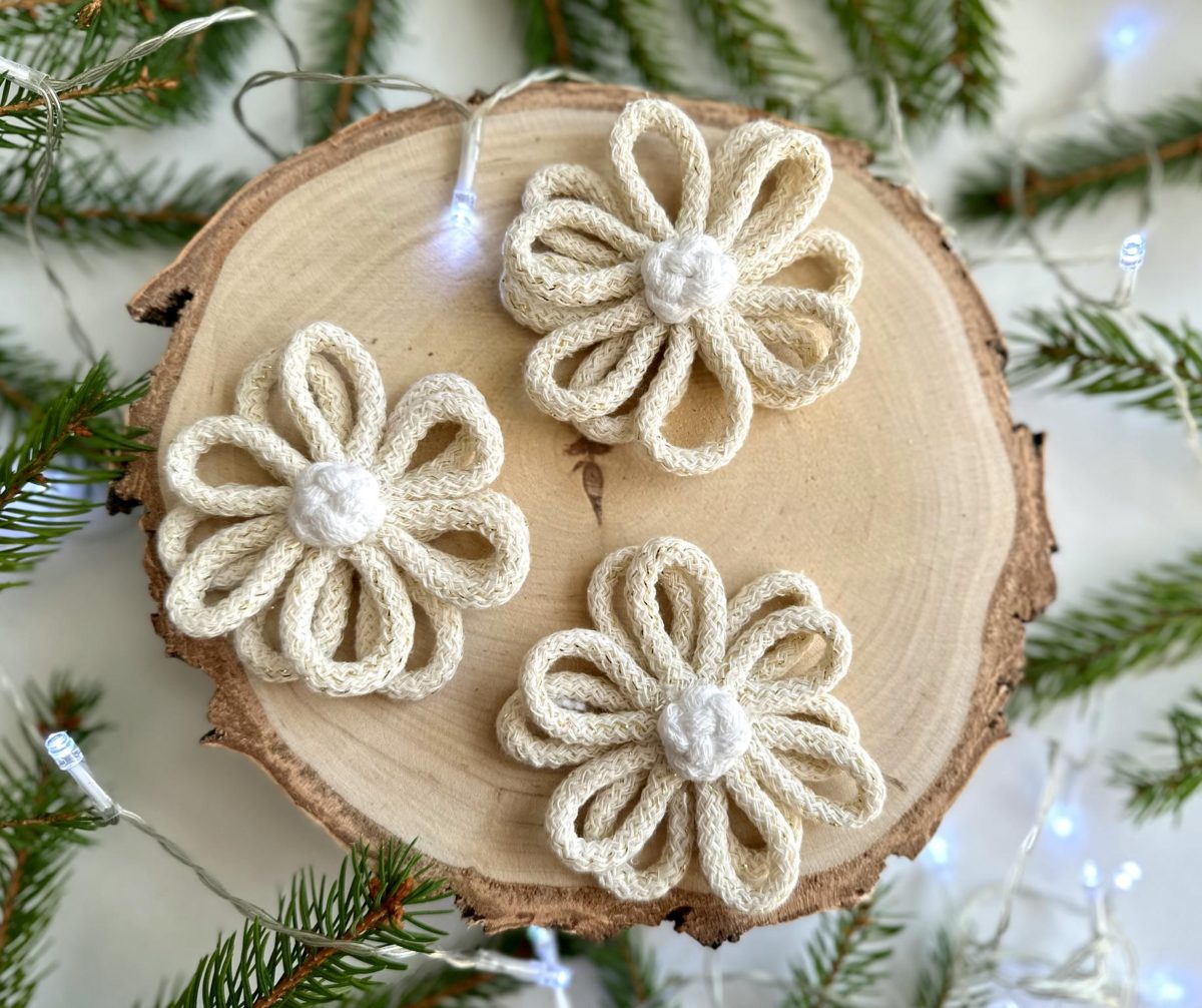 Kwiaty na choinkę kremowe, kremowe ze złotem ręcznie robione ze sznurka rękodzieło polskie kremowe dodatki na choinkę