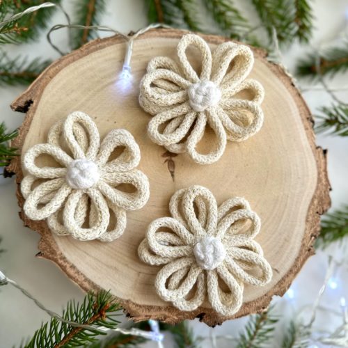 Kwiaty na choinkę kremowe, kremowe ze złotem ręcznie robione ze sznurka rękodzieło polskie kremowe dodatki na choinkę