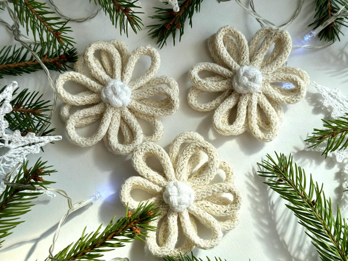 Kwiaty na choinkę kremowe, kremowe ze złotem ręcznie robione ze sznurka rękodzieło polskie kremowe dodatki na choinkę