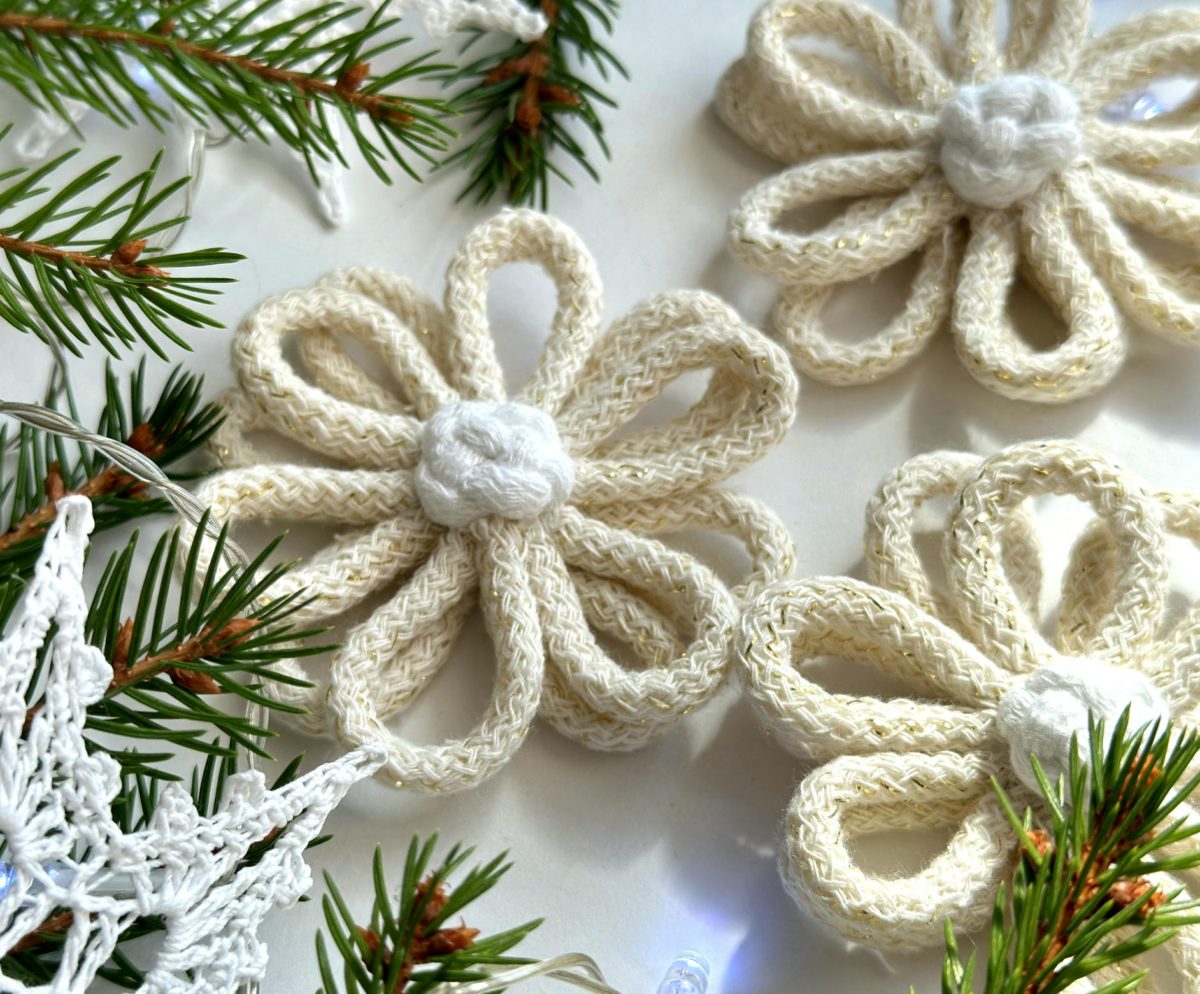 Kwiaty na choinkę kremowe, kremowe ze złotem ręcznie robione ze sznurka rękodzieło polskie kremowe dodatki na choinkę