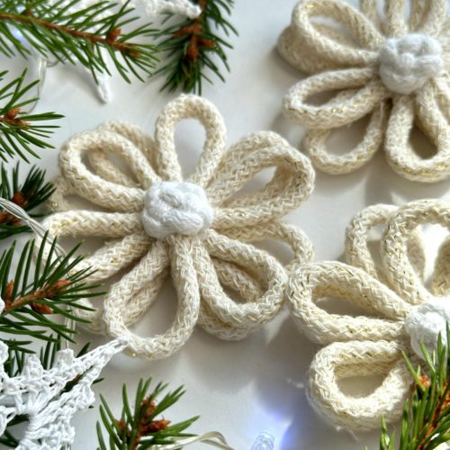 Kwiaty na choinkę kremowe, kremowe ze złotem ręcznie robione ze sznurka rękodzieło polskie kremowe dodatki na choinkę