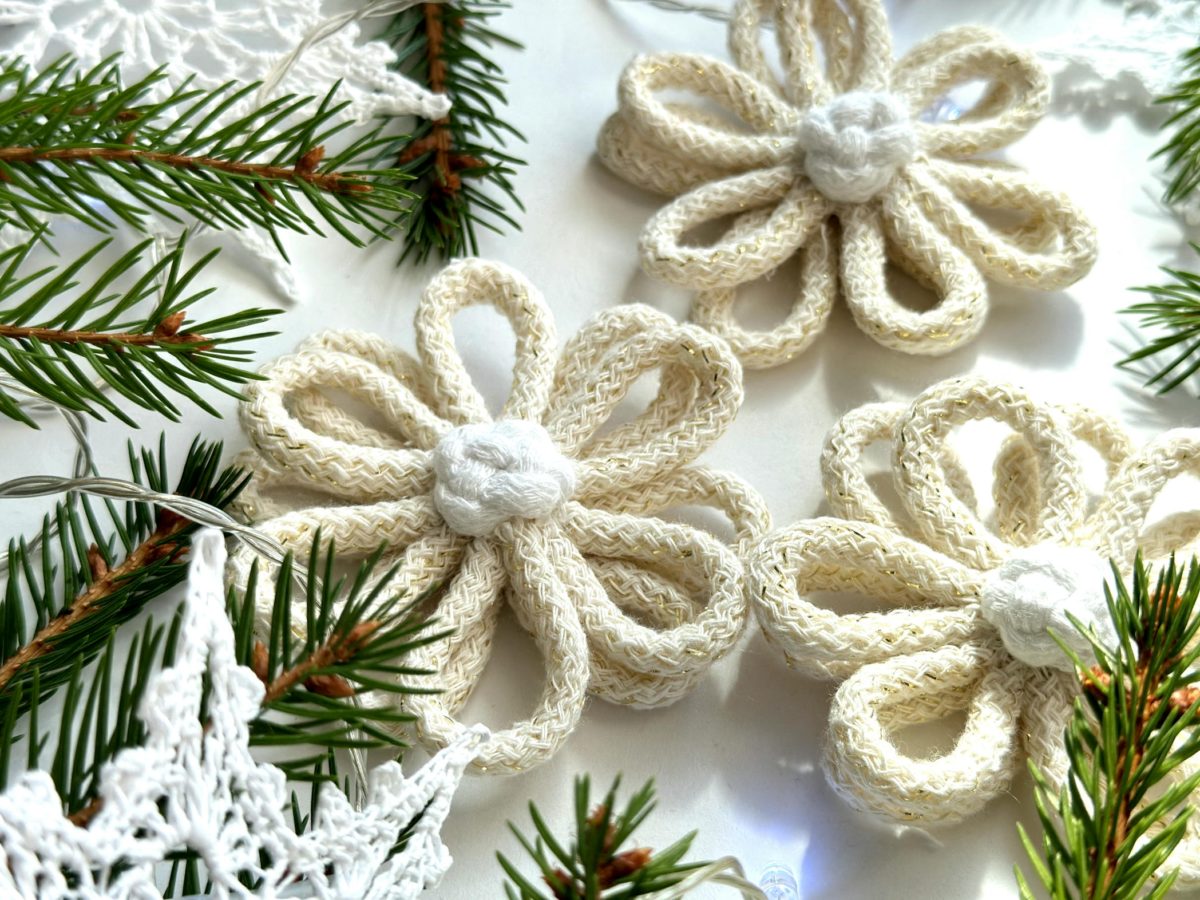 Kwiaty na choinkę kremowe, kremowe ze złotem ręcznie robione ze sznurka rękodzieło polskie kremowe dodatki na choinkę