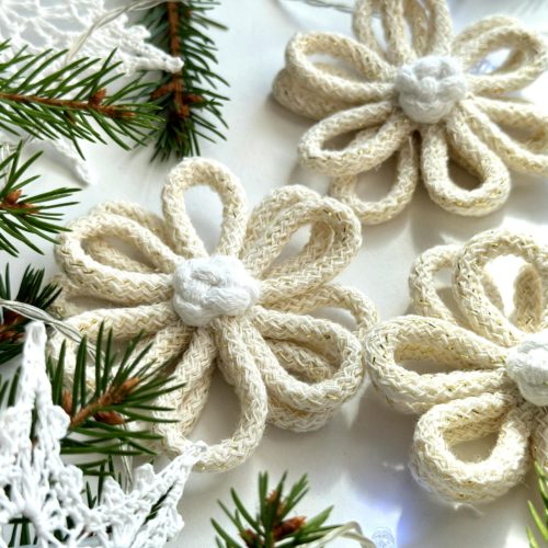 Kwiaty na choinkę kremowe, kremowe ze złotem ręcznie robione ze sznurka rękodzieło polskie kremowe dodatki na choinkę