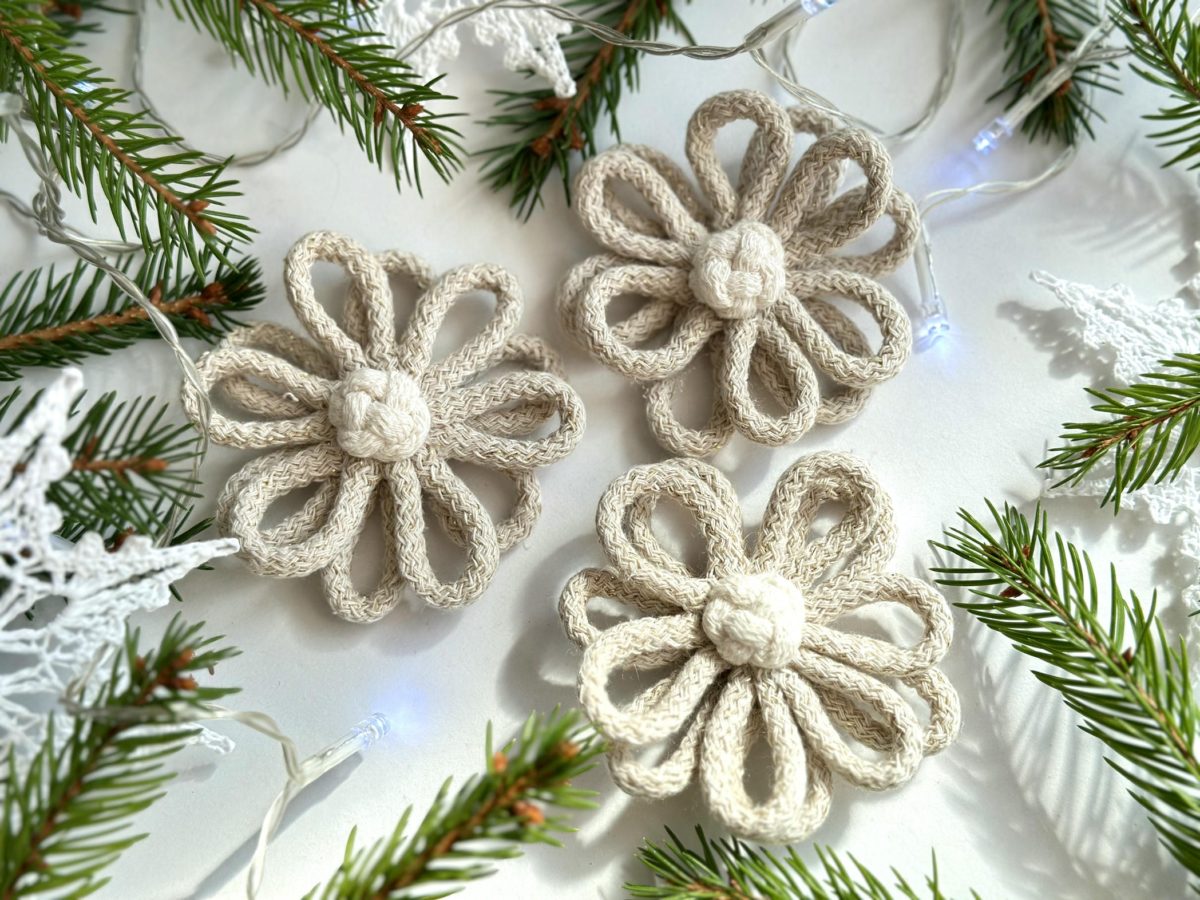 Kwiaty na choinkę złote ze sznurka ręcznie robione ozdoby na Boże Narodzenie ręcznie robione ozdoby złowe kwiaty