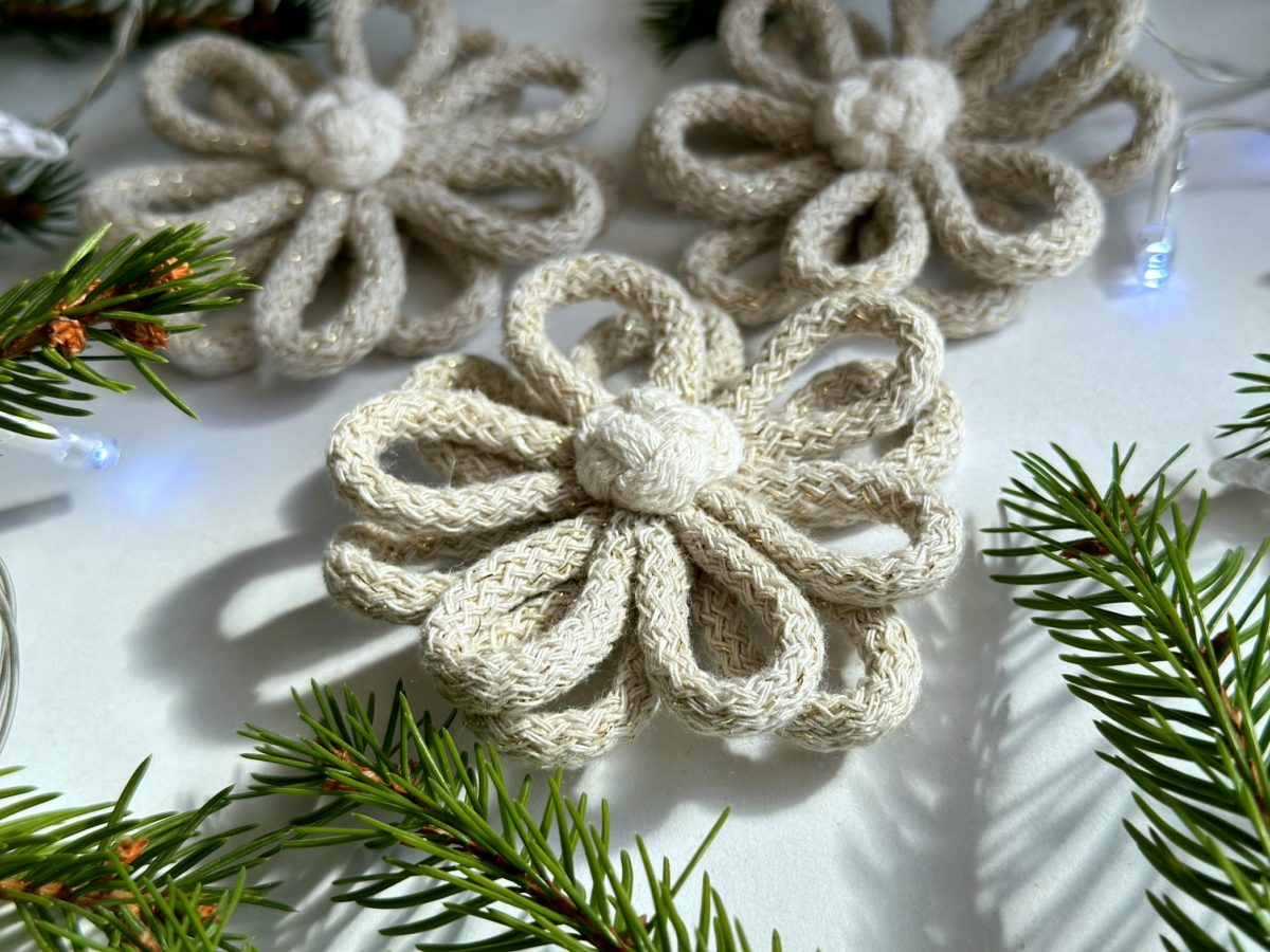 Kwiaty na choinkę złote ze sznurka ręcznie robione ozdoby na Boże Narodzenie ręcznie robione ozdoby złowe kwiaty