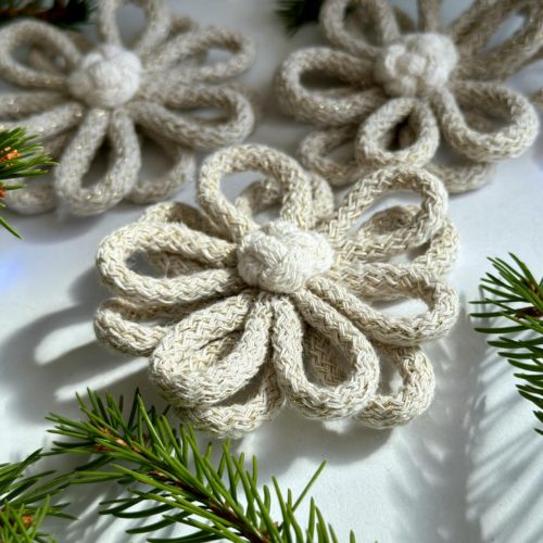 Kwiaty na choinkę złote ze sznurka ręcznie robione ozdoby na Boże Narodzenie ręcznie robione ozdoby złowe kwiaty