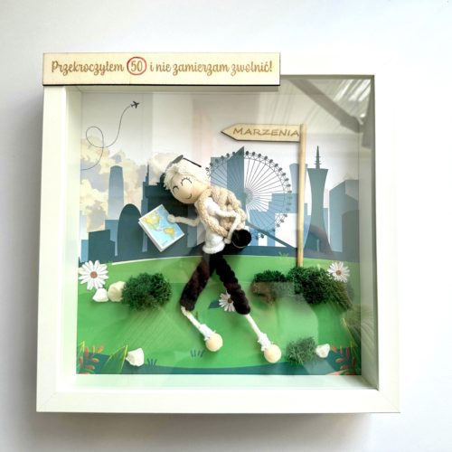 Ludzik makrama na urodziny w ramce personalizowana laleczka z makramy, zabawny prezent na 50tke, zabawny prezent na 40tke, zabawny prezent na 30 stke, zabawny prezent na urodziny rękodzieło symboliczny prezent na urodziny