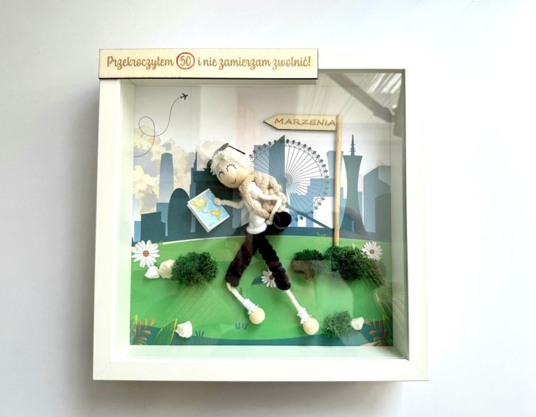 Ludzik makrama na urodziny w ramce personalizowana laleczka z makramy, zabawny prezent na 50tke, zabawny prezent na 40tke, zabawny prezent na 30 stke, zabawny prezent na urodziny rękodzieło symboliczny prezent na urodziny