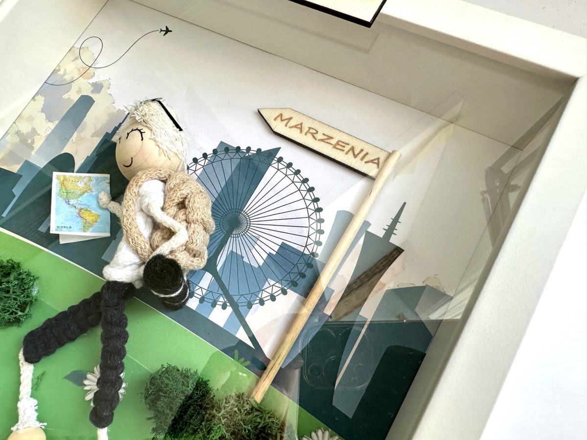 Ludzik makrama na urodziny w ramce personalizowana laleczka z makramy, zabawny prezent na 50tke, zabawny prezent na 40tke, zabawny prezent na 30 stke, zabawny prezent na urodziny rękodzieło symboliczny prezent na urodziny