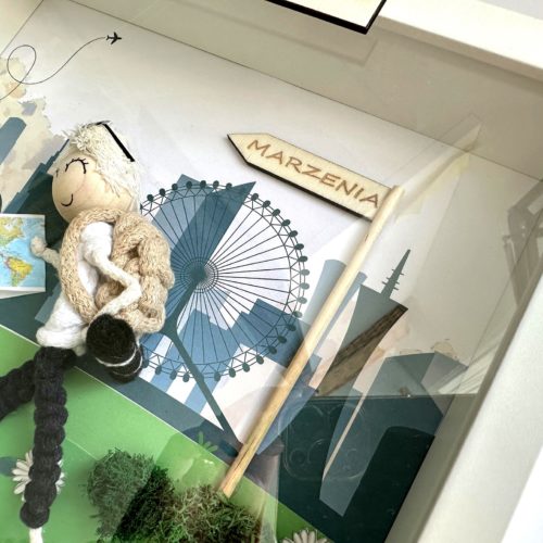 Ludzik makrama na urodziny w ramce personalizowana laleczka z makramy, zabawny prezent na 50tke, zabawny prezent na 40tke, zabawny prezent na 30 stke, zabawny prezent na urodziny rękodzieło symboliczny prezent na urodziny