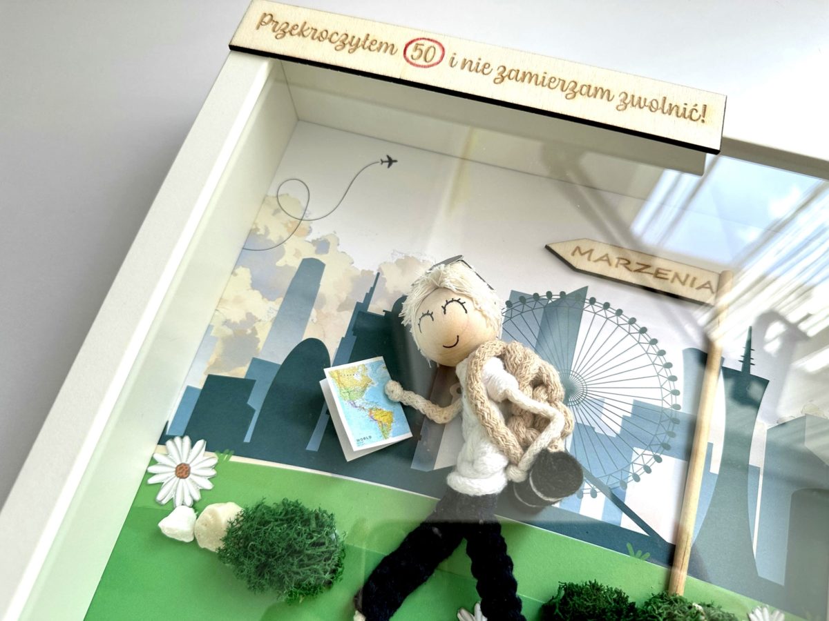 Ludzik makrama na urodziny w ramce personalizowana laleczka z makramy