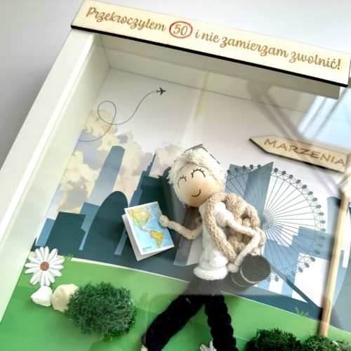 Ludzik makrama na urodziny w ramce personalizowana laleczka z makramy