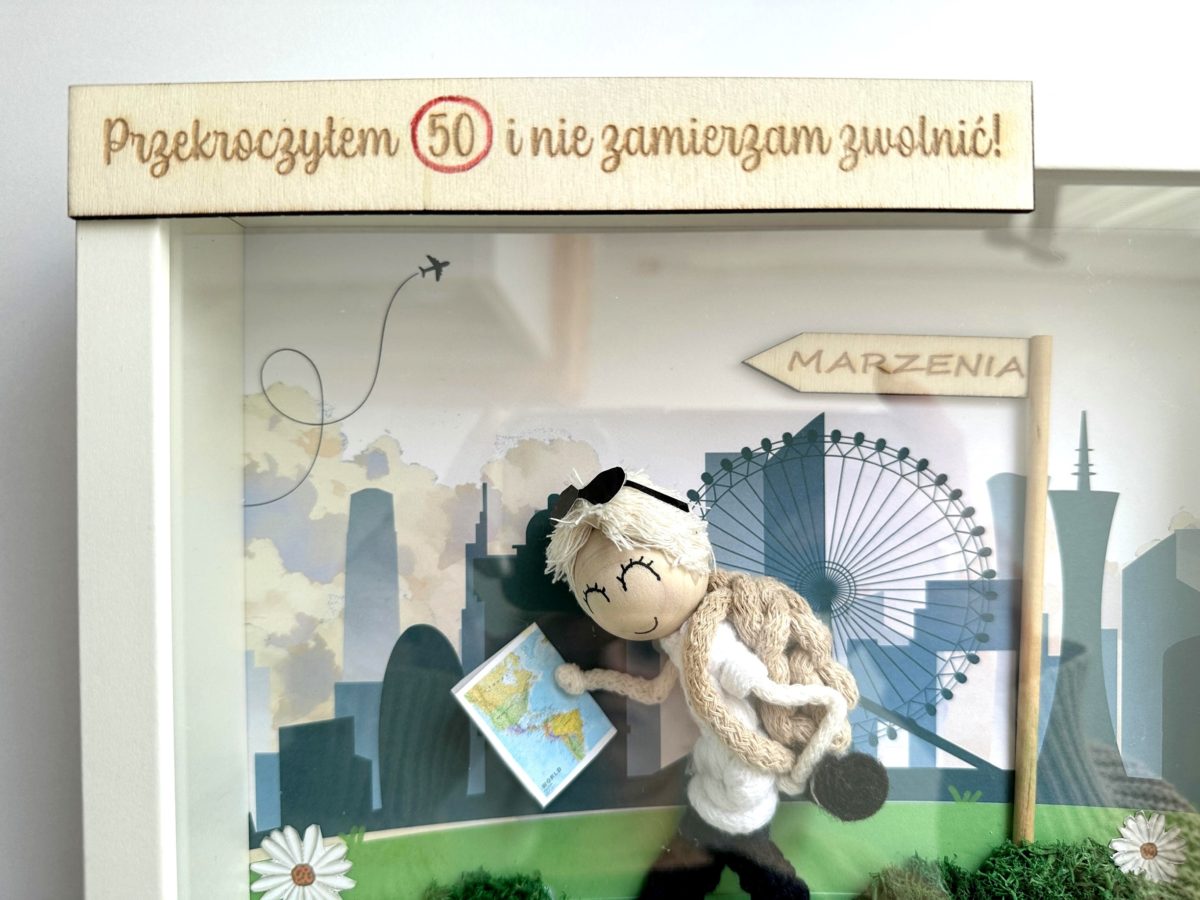 Ludzik makrama na urodziny w ramce personalizowana laleczka z makramy