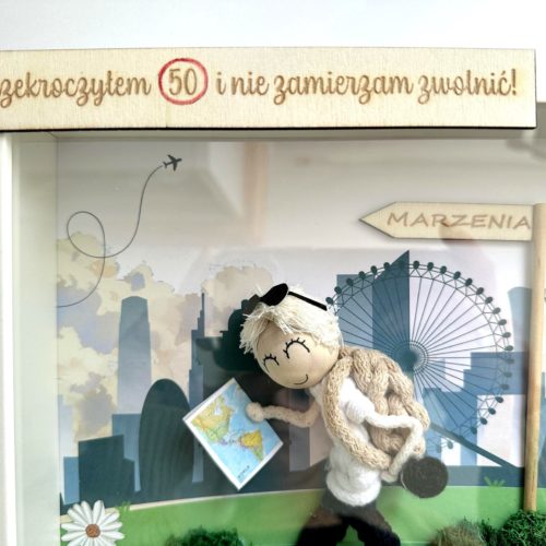 Ludzik makrama na urodziny w ramce personalizowana laleczka z makramy