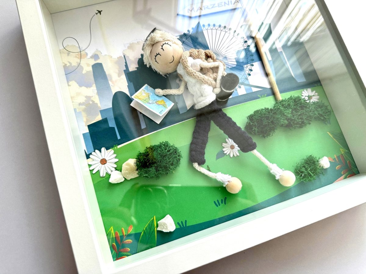 Ludzik makrama na urodziny w ramce personalizowana laleczka z makramy