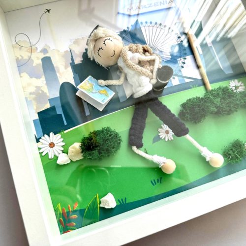 Ludzik makrama na urodziny w ramce personalizowana laleczka z makramy