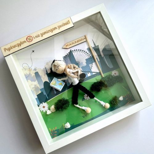 Ludzik makrama na urodziny w ramce personalizowana laleczka z makramy, zabawny prezent na 50tke, zabawny prezent na 40tke, zabawny prezent na 30 stke, zabawny prezent na urodziny rękodzieło symboliczny prezent na urodziny