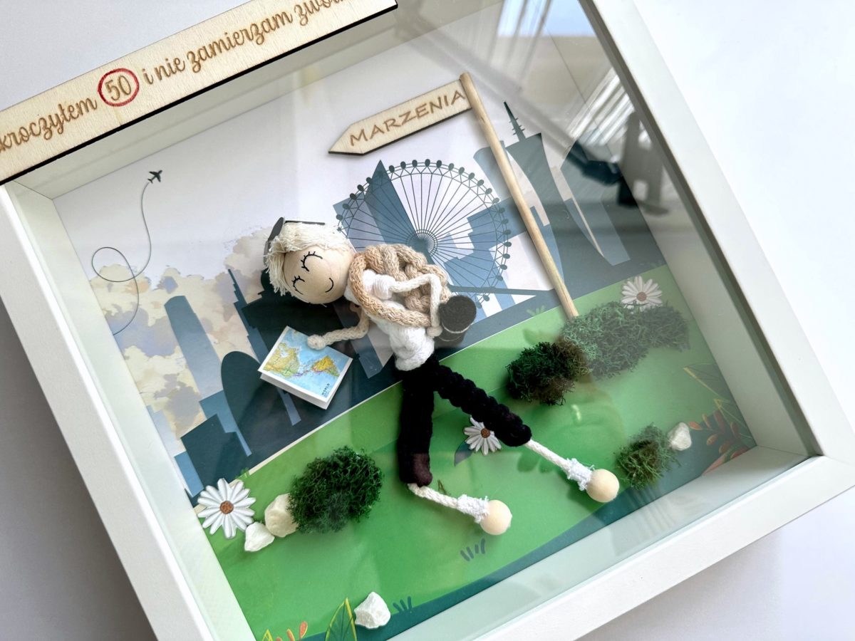 Ludzik makrama na urodziny w ramce personalizowana laleczka z makramy