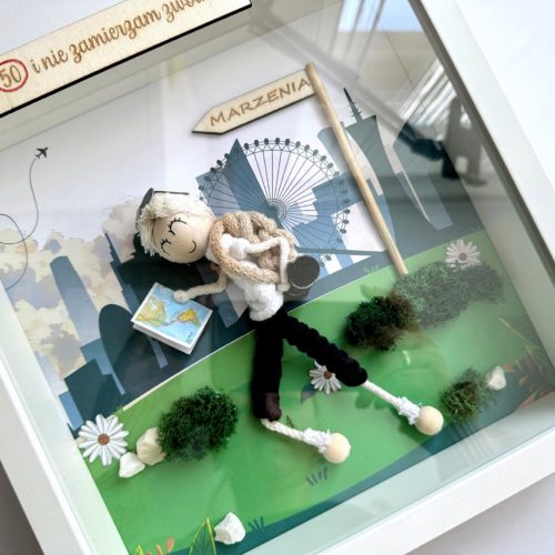 Ludzik makrama na urodziny w ramce personalizowana laleczka z makramy