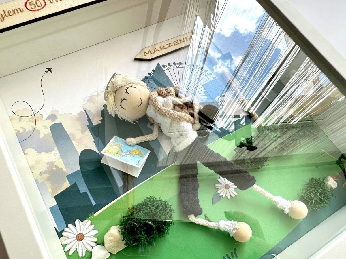 Ludzik makrama na urodziny w ramce personalizowana laleczka z makramy