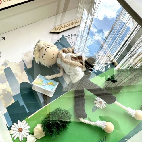 Ludzik makrama na urodziny w ramce personalizowana laleczka z makramy