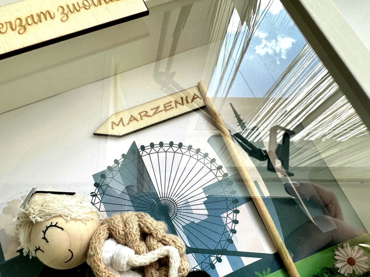 Ludzik makrama na urodziny w ramce personalizowana laleczka z makramy, zabawny prezent na 50tke, zabawny prezent na 40tke, zabawny prezent na 30 stke, zabawny prezent na urodziny rękodzieło symboliczny prezent na urodziny