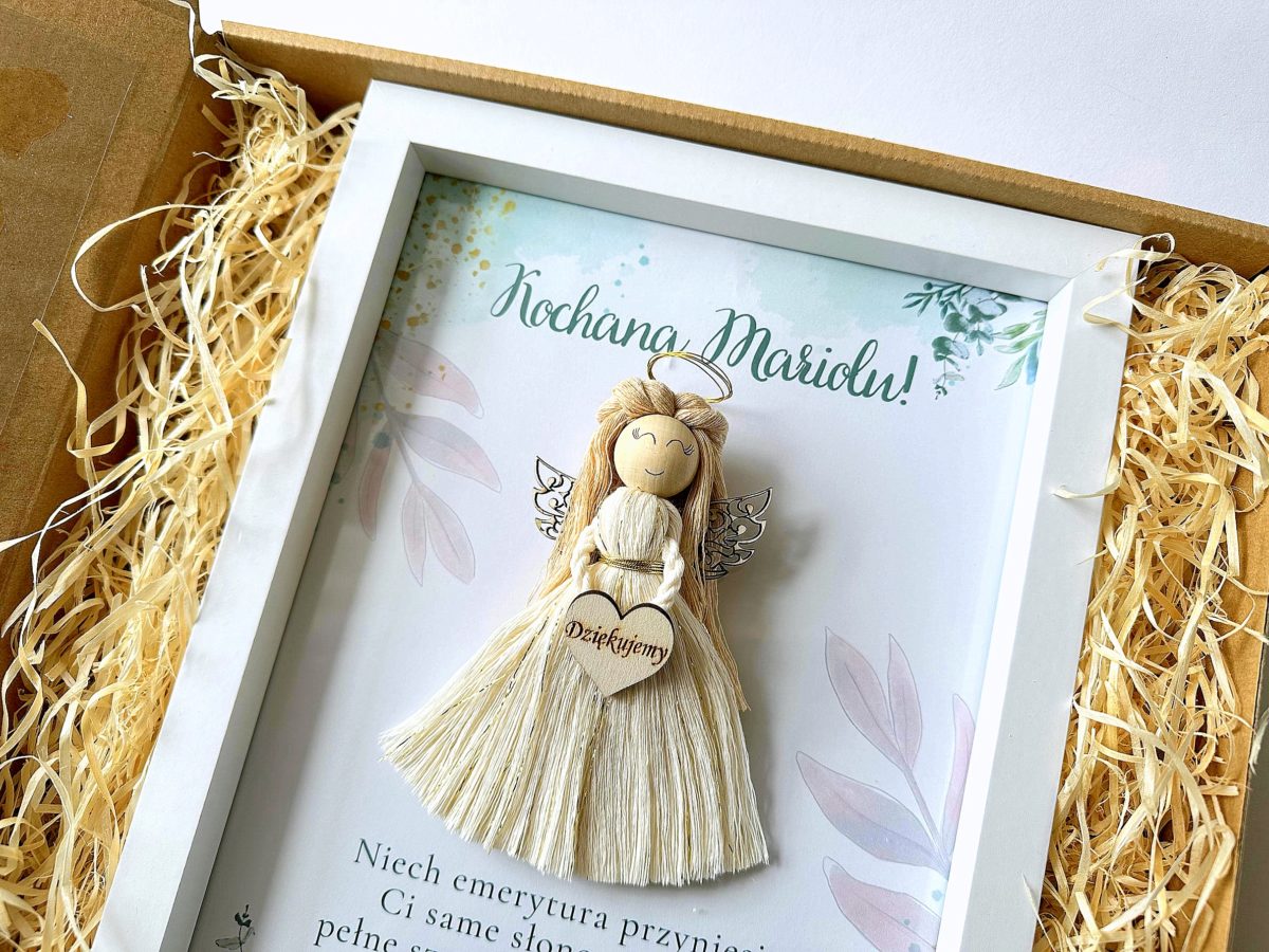 Prezent na emeryturę anioł w ramce rękodzieło, prezent na emeryturę dla koleżanki anioł makrama ramka z dedykacją personalizowany prezent upominek symboliczny