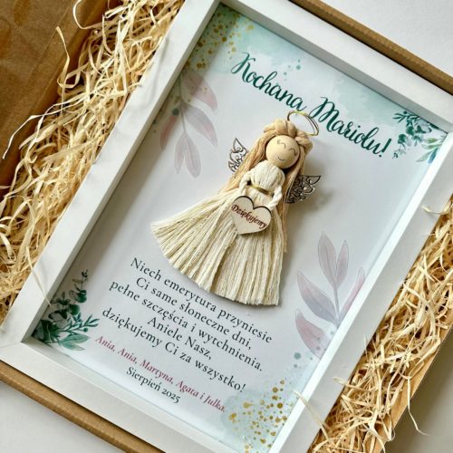 Prezent na emeryturę anioł w ramce rękodzieło, prezent na emeryturę dla koleżanki anioł makrama ramka z dedykacją personalizowany prezent upominek symboliczny