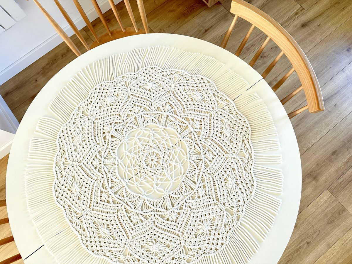 Serweta makrama kremowa okrągła na stół ręcznie pleciona rękodzieło polskie, serweta duża 87 cm na stoł nowoczesna z frędzlami