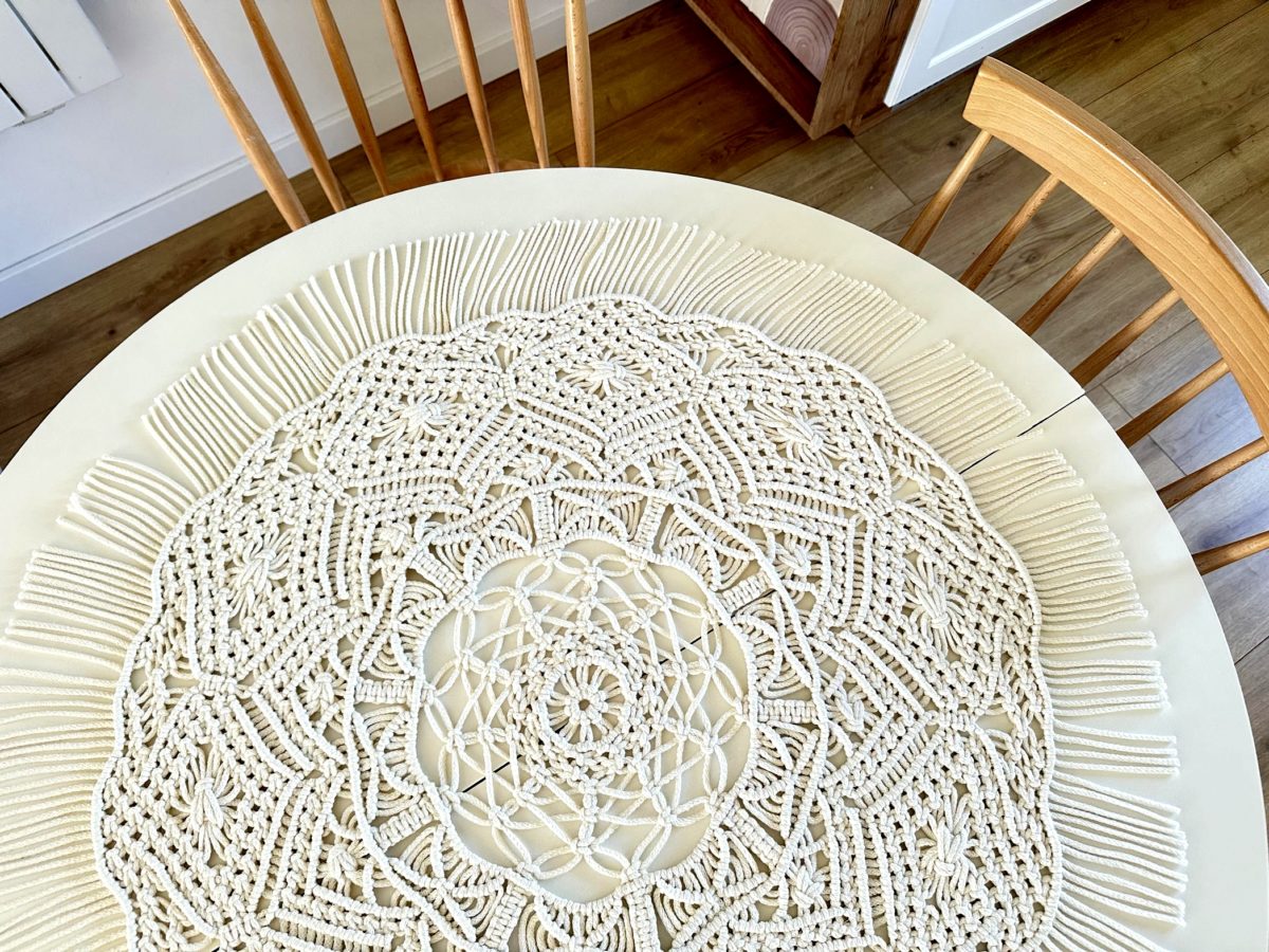 Serweta makrama kremowa okrągła na stół ręcznie pleciona rękodzieło polskie, serweta duża 87 cm na stoł nowoczesna z frędzlami