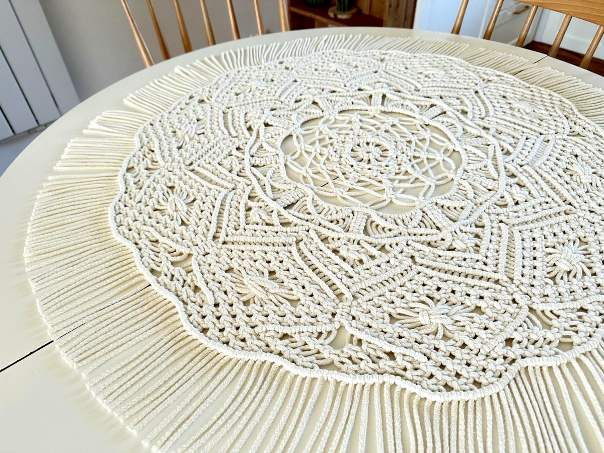 Serweta makrama kremowa okrągła na stół ręcznie pleciona rękodzieło polskie, serweta duża 87 cm na stoł nowoczesna z frędzlami