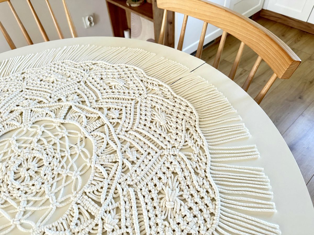 Serweta makrama kremowa okrągła na stół ręcznie pleciona rękodzieło polskie, serweta duża 87 cm na stoł nowoczesna z frędzlami