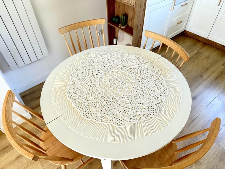 Serweta makrama kremowa okrągła na stół ręcznie pleciona rękodzieło polskie, serweta duża 87 cm na stoł nowoczesna z frędzlami