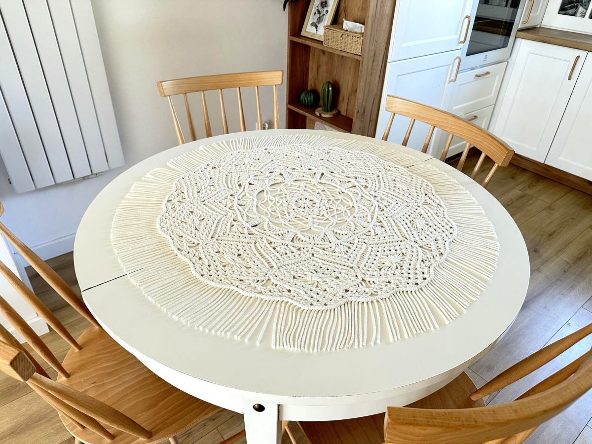 Serweta makrama kremowa okrągła na stół ręcznie pleciona rękodzieło polskie, serweta duża 87 cm na stoł nowoczesna z frędzlami