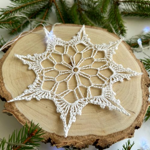 Sniezynka-na-szydelku-biala-z-kordonka-rozne-rozmiary-wielkosci-sniezynka-do-okna (1) Śnieżynka na szydełku biała z kordonka piękna sniezynka na chodzinkę na szydełku, śnieżynka do okna, ozdoby świateczne do okna na Boże narodzenie ozdoby na szydełku choinkowe śniezynki