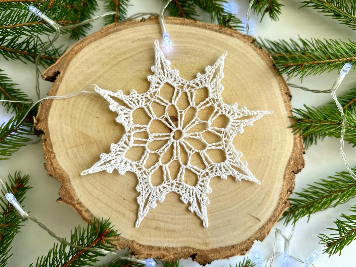 Sniezynka-na-szydelku-biala-z-kordonka-rozne-rozmiary-wielkosci-sniezynka-do-okna (10) Śnieżynka na szydełku biała z kordonka piękna sniezynka na chodzinkę na szydełku, śnieżynka do okna, ozdoby świateczne do okna na Boże narodzenie ozdoby na szydełku choinkowe śniezynki