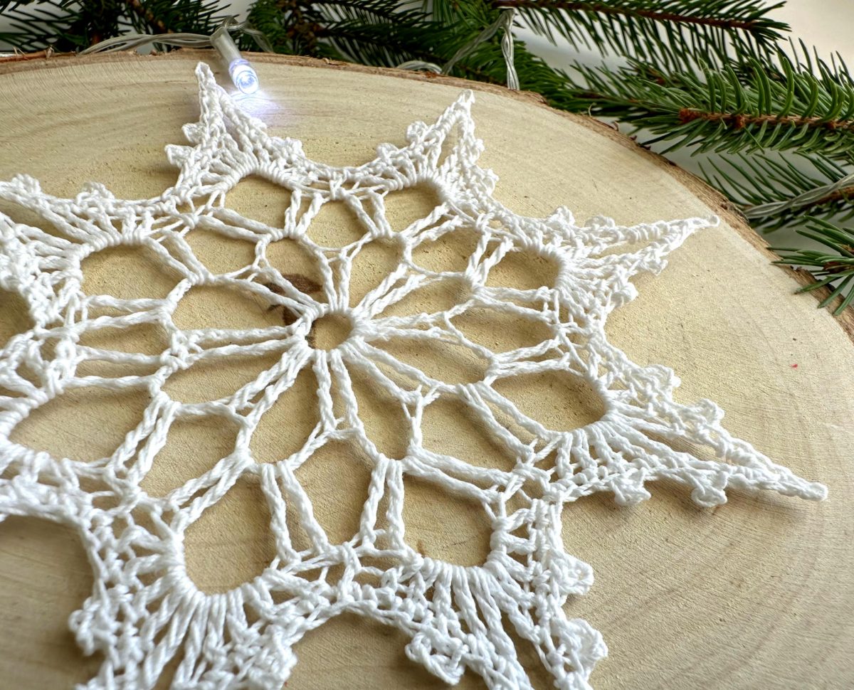 Sniezynka-na-szydelku-biala-z-kordonka-rozne-rozmiary-wielkosci-sniezynka-do-okna (11) Śnieżynka na szydełku biała z kordonka piękna sniezynka na chodzinkę na szydełku, śnieżynka do okna, ozdoby świateczne do okna na Boże narodzenie ozdoby na szydełku choinkowe śniezynki