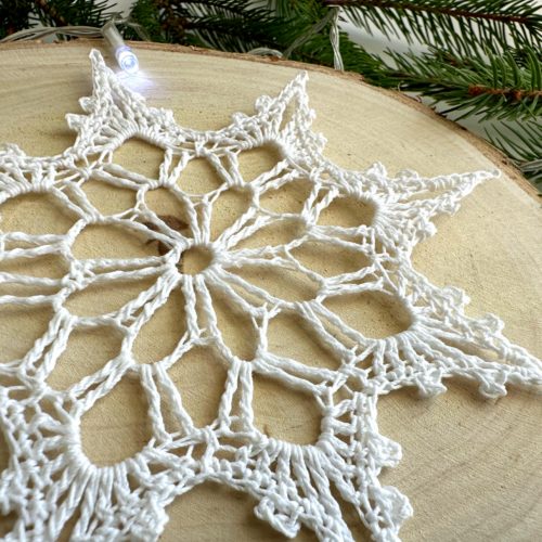 Sniezynka-na-szydelku-biala-z-kordonka-rozne-rozmiary-wielkosci-sniezynka-do-okna (11) Śnieżynka na szydełku biała z kordonka piękna sniezynka na chodzinkę na szydełku, śnieżynka do okna, ozdoby świateczne do okna na Boże narodzenie ozdoby na szydełku choinkowe śniezynki