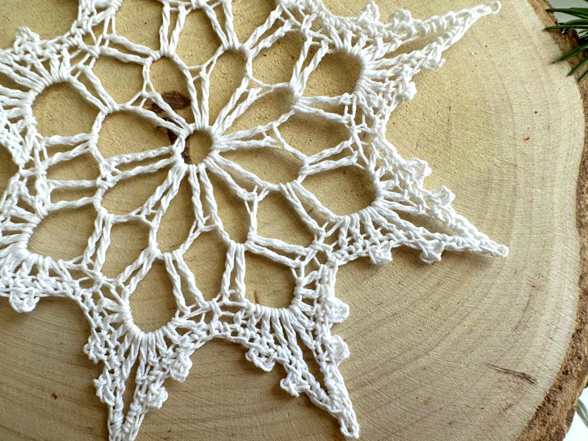 Sniezynka-na-szydelku-biala-z-kordonka-rozne-rozmiary-wielkosci-sniezynka-do-okna (12) Śnieżynka na szydełku biała z kordonka piękna sniezynka na chodzinkę na szydełku, śnieżynka do okna, ozdoby świateczne do okna na Boże narodzenie ozdoby na szydełku choinkowe śniezynki