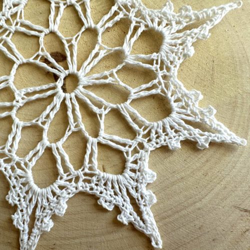 Sniezynka-na-szydelku-biala-z-kordonka-rozne-rozmiary-wielkosci-sniezynka-do-okna (12) Śnieżynka na szydełku biała z kordonka piękna sniezynka na chodzinkę na szydełku, śnieżynka do okna, ozdoby świateczne do okna na Boże narodzenie ozdoby na szydełku choinkowe śniezynki