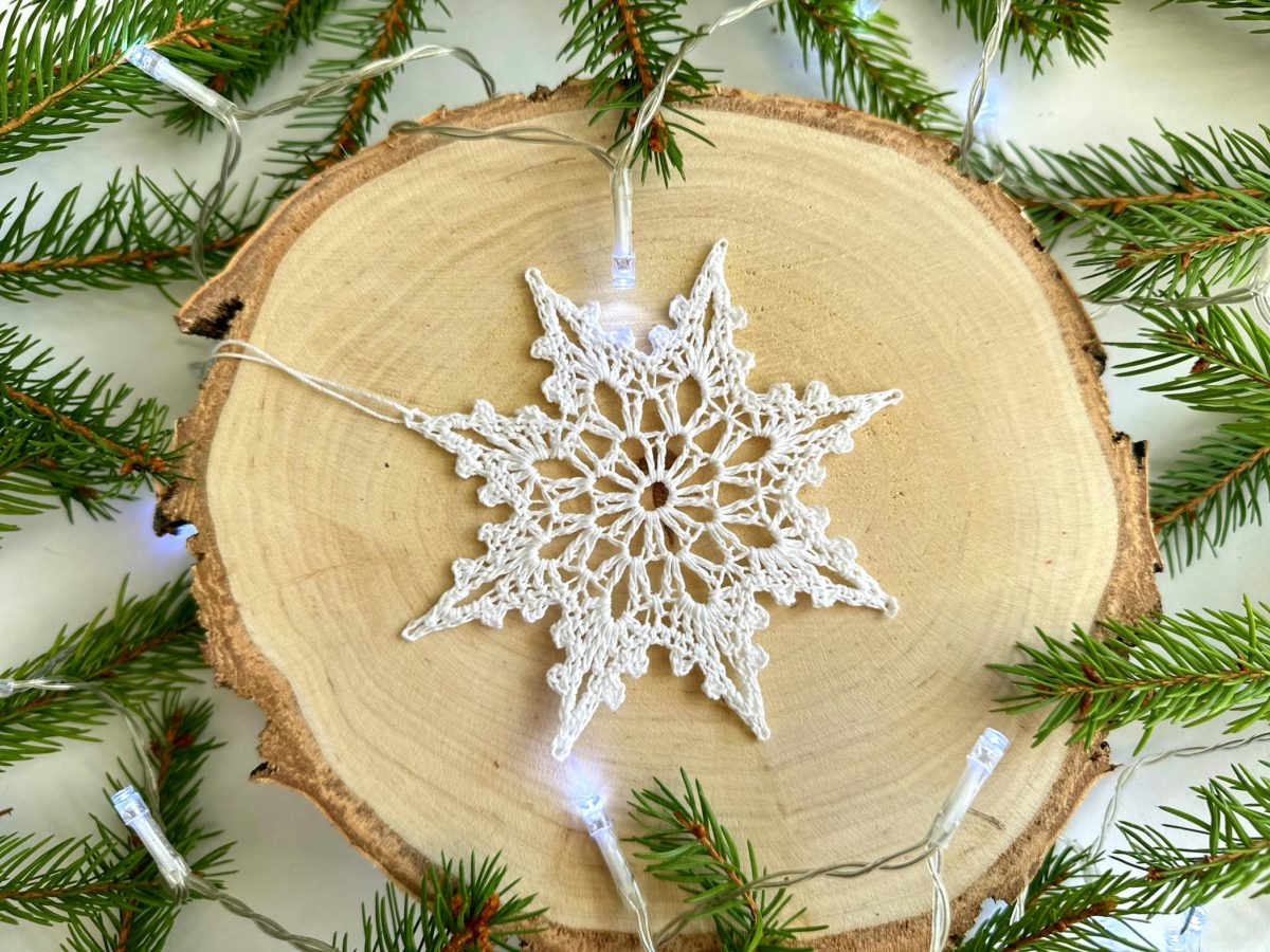 Sniezynka-na-szydelku-biala-z-kordonka-rozne-rozmiary-wielkosci-sniezynka-do-okna (13) Śnieżynka na szydełku biała z kordonka piękna sniezynka na chodzinkę na szydełku, śnieżynka do okna, ozdoby świateczne do okna na Boże narodzenie ozdoby na szydełku choinkowe śniezynki