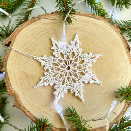 Sniezynka-na-szydelku-biala-z-kordonka-rozne-rozmiary-wielkosci-sniezynka-do-okna (13) Śnieżynka na szydełku biała z kordonka piękna sniezynka na chodzinkę na szydełku, śnieżynka do okna, ozdoby świateczne do okna na Boże narodzenie ozdoby na szydełku choinkowe śniezynki