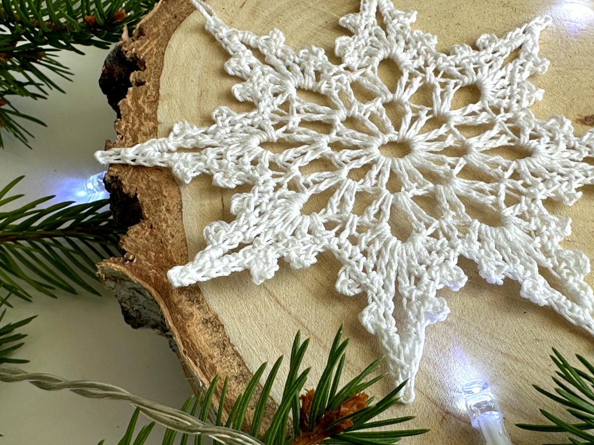 Sniezynka-na-szydelku-biala-z-kordonka-rozne-rozmiary-wielkosci-sniezynka-do-okna (15) Śnieżynka na szydełku biała z kordonka piękna sniezynka na chodzinkę na szydełku, śnieżynka do okna, ozdoby świateczne do okna na Boże narodzenie ozdoby na szydełku choinkowe śniezynki