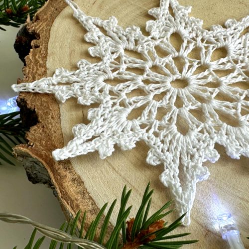 Sniezynka-na-szydelku-biala-z-kordonka-rozne-rozmiary-wielkosci-sniezynka-do-okna (15) Śnieżynka na szydełku biała z kordonka piękna sniezynka na chodzinkę na szydełku, śnieżynka do okna, ozdoby świateczne do okna na Boże narodzenie ozdoby na szydełku choinkowe śniezynki