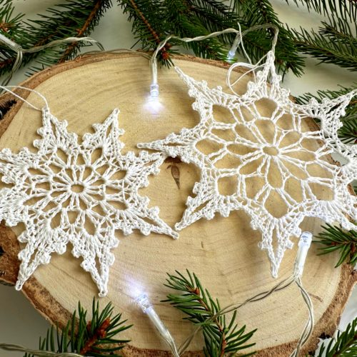 Sniezynka-na-szydelku-biala-z-kordonka-rozne-rozmiary-wielkosci-sniezynka-do-okna (16) Śnieżynka na szydełku biała z kordonka piękna sniezynka na chodzinkę na szydełku, śnieżynka do okna, ozdoby świateczne do okna na Boże narodzenie ozdoby na szydełku choinkowe śniezynki