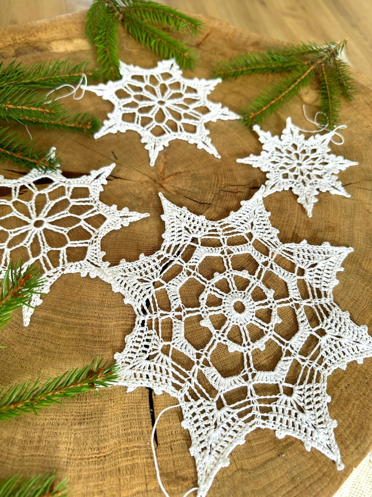 Sniezynka-na-szydelku-biala-z-kordonka-rozne-rozmiary-wielkosci-sniezynka-do-okna (18) Śnieżynka na szydełku biała z kordonka piękna sniezynka na chodzinkę na szydełku, śnieżynka do okna, ozdoby świateczne do okna na Boże narodzenie ozdoby na szydełku choinkowe śniezynki