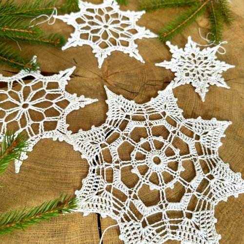 Sniezynka-na-szydelku-biala-z-kordonka-rozne-rozmiary-wielkosci-sniezynka-do-okna (18) Śnieżynka na szydełku biała z kordonka piękna sniezynka na chodzinkę na szydełku, śnieżynka do okna, ozdoby świateczne do okna na Boże narodzenie ozdoby na szydełku choinkowe śniezynki