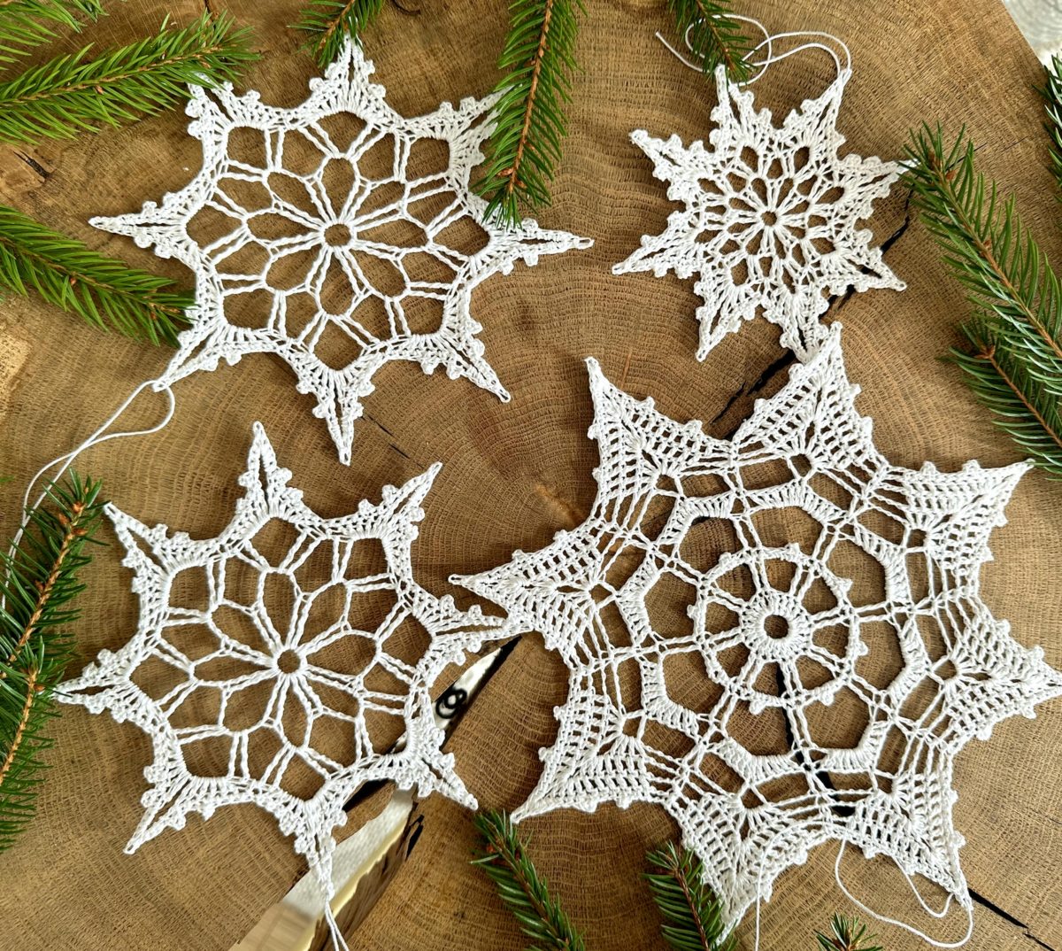 Sniezynka-na-szydelku-biala-z-kordonka-rozne-rozmiary-wielkosci-sniezynka-do-okna (20) Śnieżynka na szydełku biała z kordonka piękna sniezynka na chodzinkę na szydełku, śnieżynka do okna, ozdoby świateczne do okna na Boże narodzenie ozdoby na szydełku choinkowe śniezynki